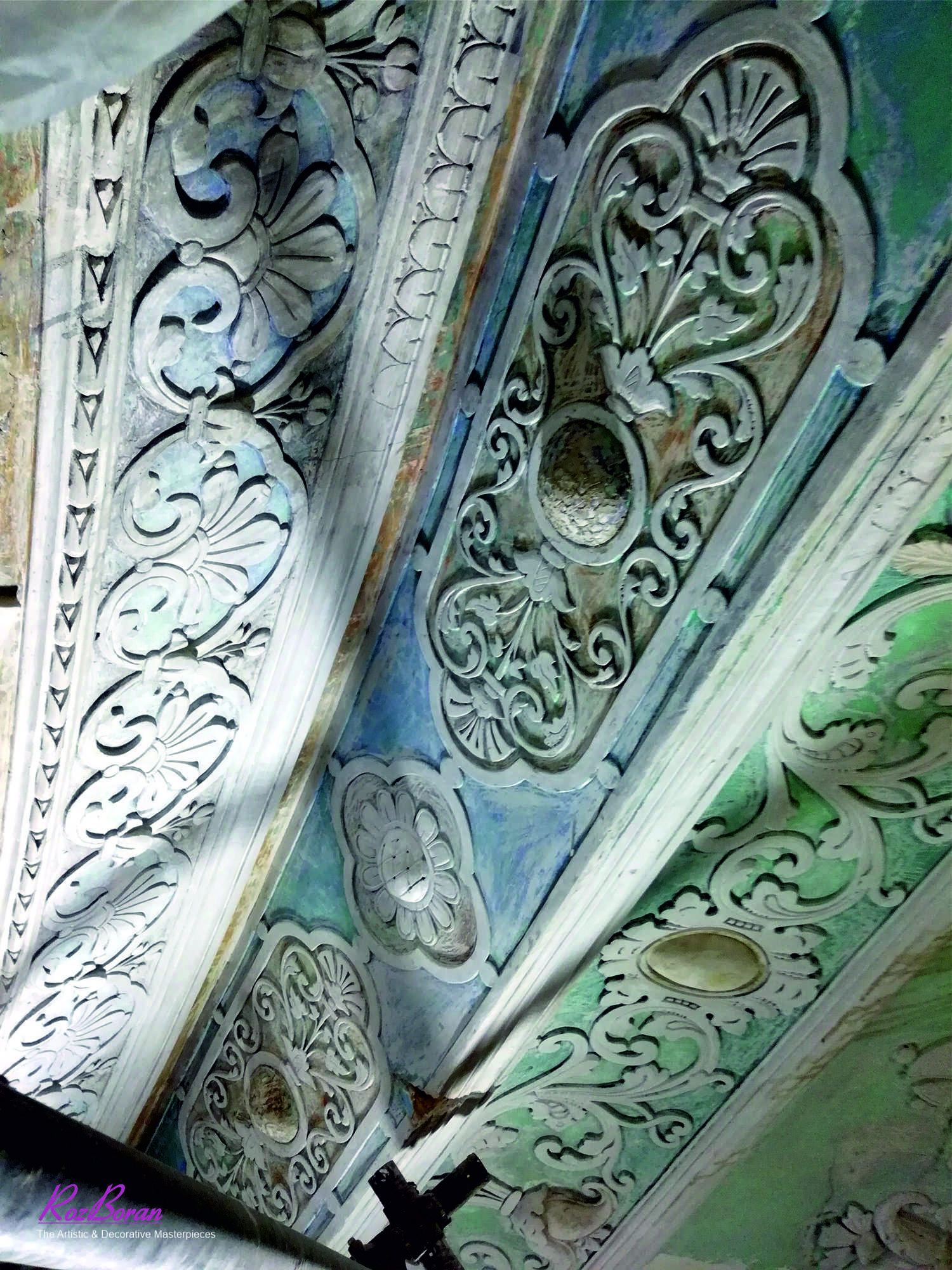 رنگ آمیزی گچبری های قدیمی