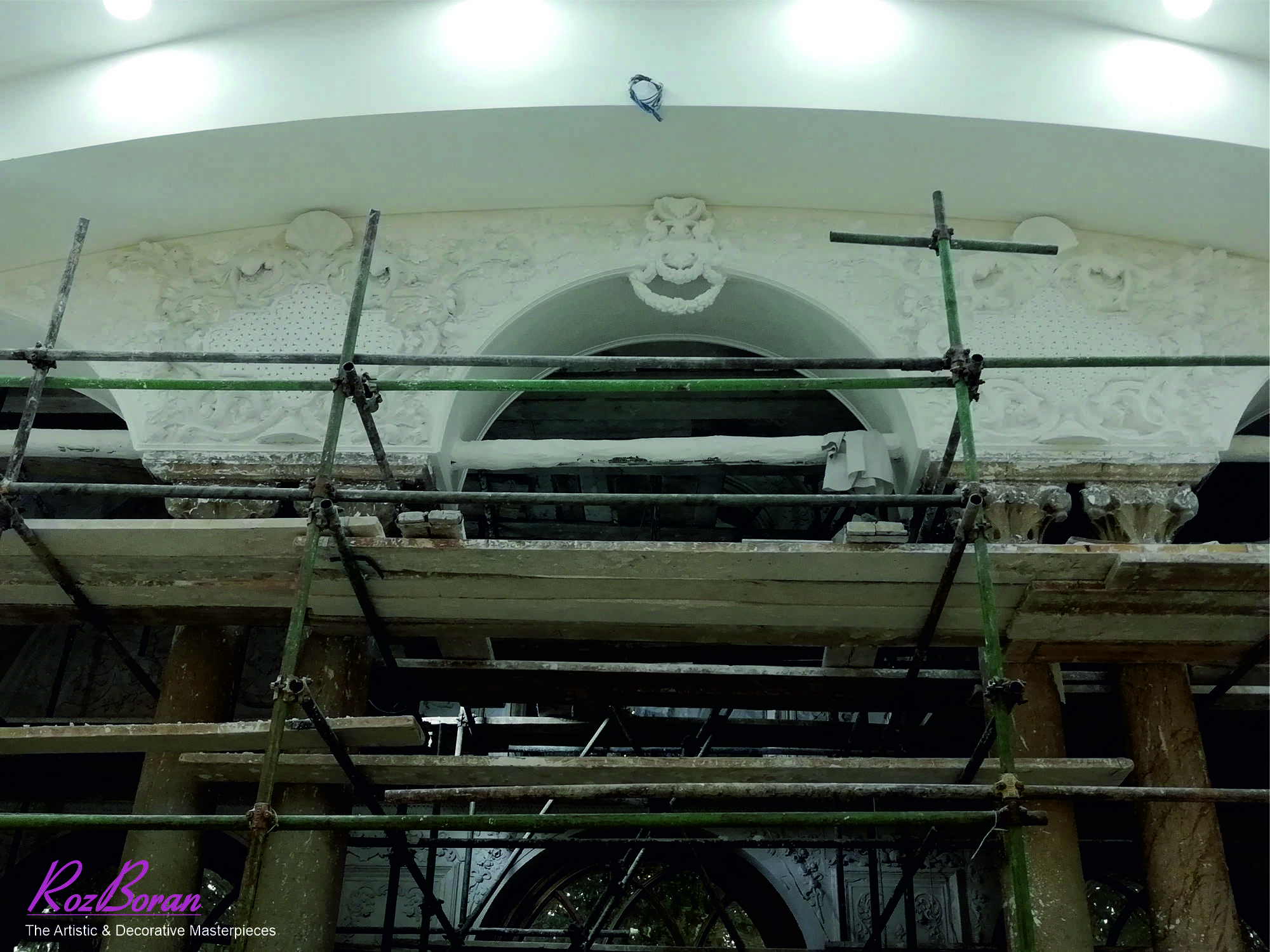 نمای سردر ایوان گچبری