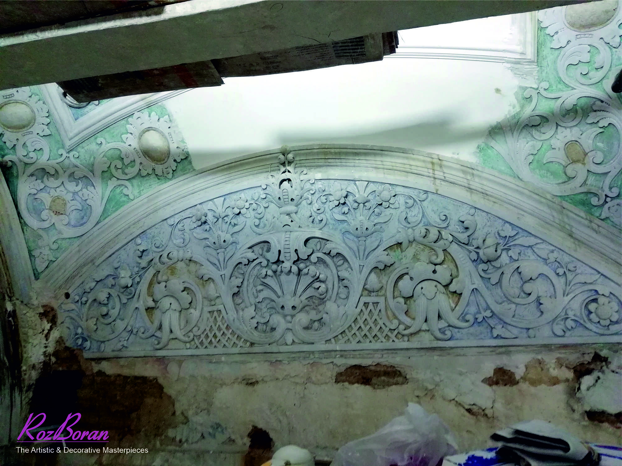 مرمت گچبری بخش ورودی تاسیسات برق و نورپردازی