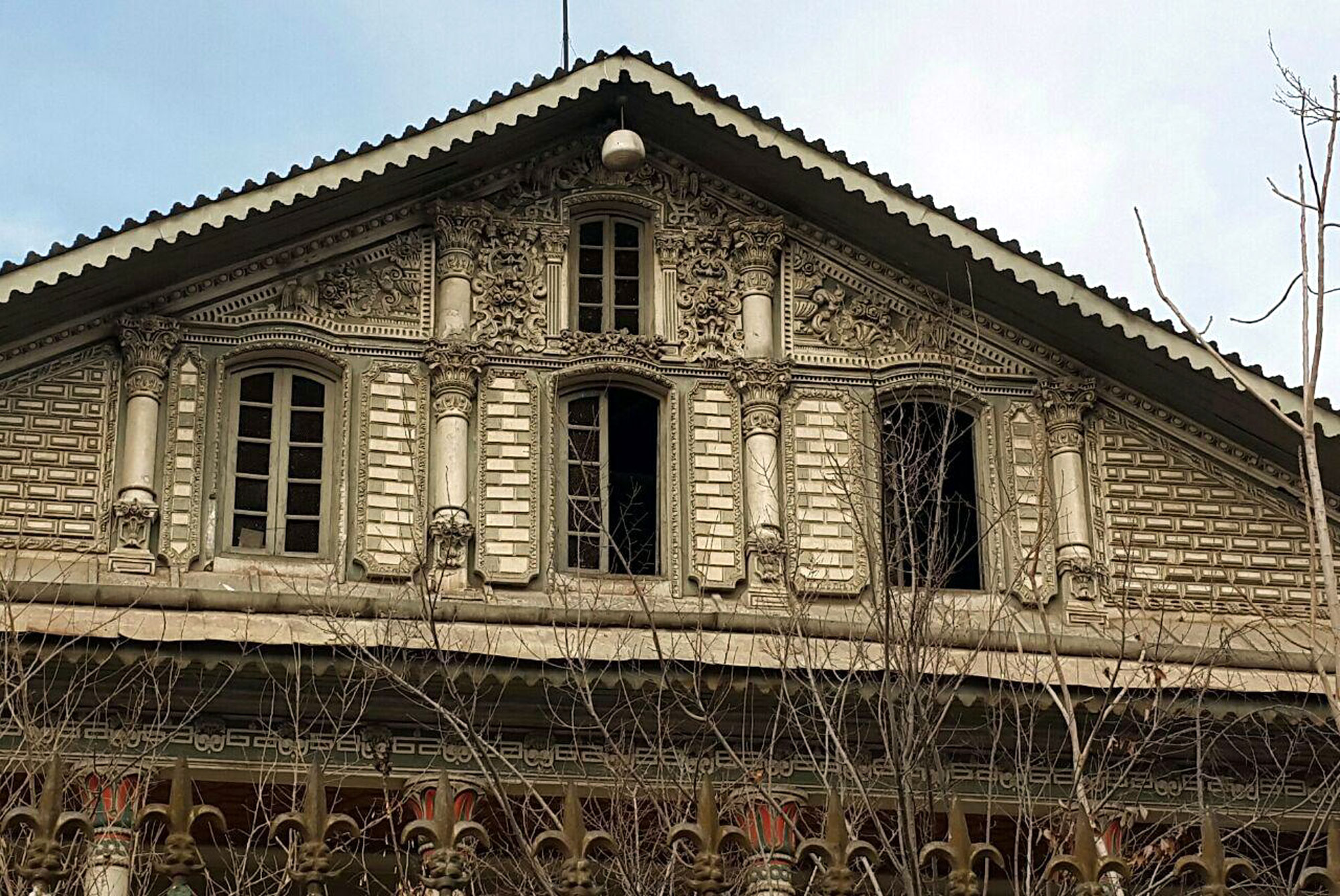 گچبری ساختمان خیابان سی تیر